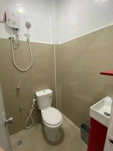 桑托斯将军城Balai ni Atan - relaxing studio unit near airport的一间带卫生间和淋浴的浴室