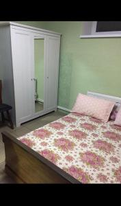 巴蒂Relax House Downtown !!!的一间卧室配有一张大床和粉红色的床罩