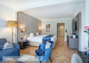 伦克Lenkerhof gourmet spa resort - Relais & Châteaux的酒店客房,配有床和沙发
