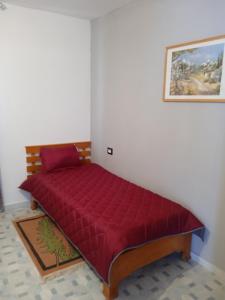 阿格希尔l'olivier的红色床罩的房间里一张床位