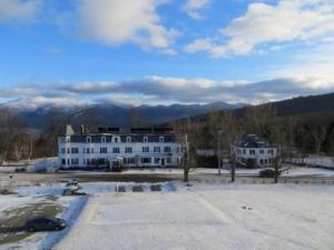 舒格高地落日山别墅酒店的前面有雪的大白色房子