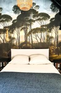 拉尼Maison de ville entre Disneyland et Paris.的卧室配有白色的床铺和一幅树木画