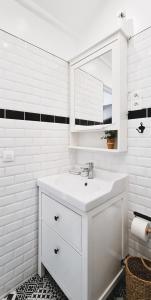 拉尼Maison de ville entre Disneyland et Paris.的白色的浴室设有水槽和镜子