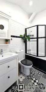 拉尼Maison de ville entre Disneyland et Paris.的白色的浴室设有卫生间和水槽。