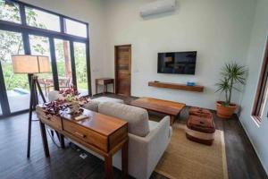 Benque Viejo del CarmenCheerful 2 bedroom Villa with Pool的客厅配有沙发和桌子