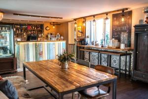 惠拉盖尔济SKYR Guest House的一间带木桌和酒吧的用餐室