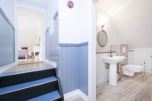 惠拉盖尔济SKYR Guest House的一间带水槽、卫生间和楼梯的浴室