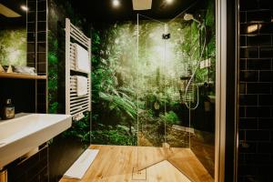 美因河畔法兰克福Rioca Frankfurt Posto 7的一间带淋浴的浴室,配有丛林壁画