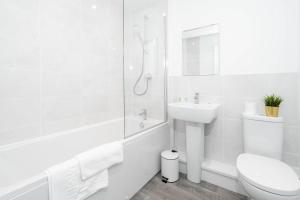 伯明翰Luxury Selly Oak Apartment near QE & Uni - Secure Parking - 20CC的白色的浴室设有卫生间和水槽。