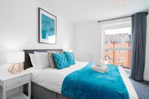 伯明翰Luxury Selly Oak Apartment near QE & Uni - Secure Parking - 20CC的一间卧室设有一张大床和一个窗户。