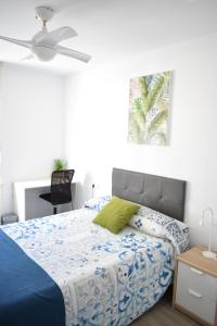 埃尔切Apartamento Ladevesa的一间卧室配有一张床和吊扇