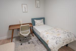 多伦多Boutique Suite in Downtown Toronto, Free Parking!的一间卧室配有一张床、一张桌子和一把椅子