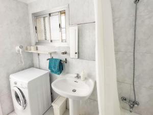 福恩吉罗拉隆达三号公寓的一间带水槽、卫生间和淋浴的浴室