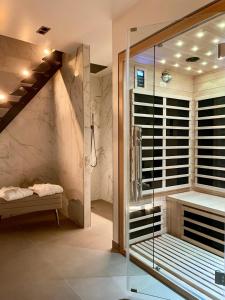 厄尔河畔卡洛斯La Croisée des Sens的设有带步入式淋浴间和步入式淋浴间的浴室