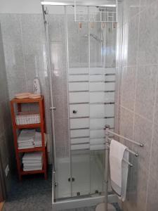 佩斯基耶拉德加达Venere的浴室里设有玻璃门淋浴