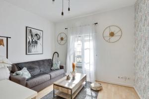巴黎247 Suite Milan - Superb apartment in Paris.的带沙发和咖啡桌的客厅
