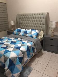 博卡德尔里奥Casa Vacacional Boca II的一间卧室配有一张带蓝色和白色棉被的床