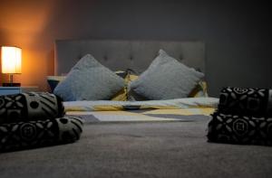 马斯顿格林Cosy Modern Flat (NEC/BHX Stays)的一间卧室配有带枕头的床