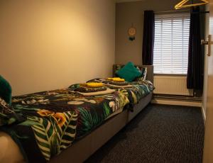 马斯顿格林Cosy Modern Flat (NEC/BHX Stays)的一间卧室设有两张单人床和一个窗户。