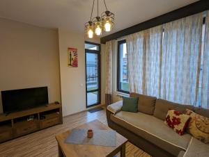 索非亚Business and Leisure apartments in Mladost 2 with FREE Garage的带沙发和平面电视的客厅