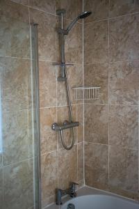 马斯顿格林Cosy Modern Flat (NEC/BHX Stays)的浴室内配有淋浴和头顶淋浴