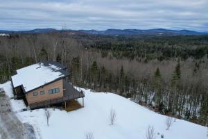 伯利恒1A Maple Lodge Stunning luxury Scandinavian style home with great views的雪中房屋的空中景观