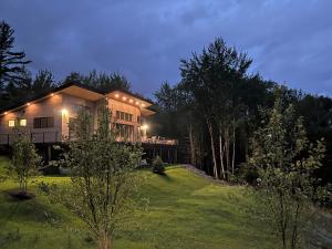 伯利恒1A Maple Lodge Stunning luxury Scandinavian style home with great views的山上的一座大房子