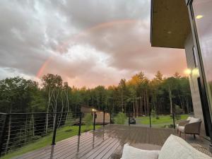 伯利恒1A Maple Lodge Stunning luxury Scandinavian style home with great views的从房子的甲板上看到的彩虹