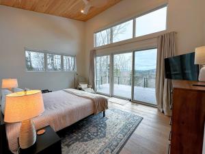 伯利恒1A Maple Lodge Stunning luxury Scandinavian style home with great views的一间卧室设有一张床和一个大窗户