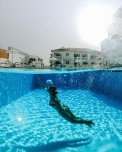 卡拉马孔Meandros Boutique & Spa Hotel - Adults Only的游泳池里的女人
