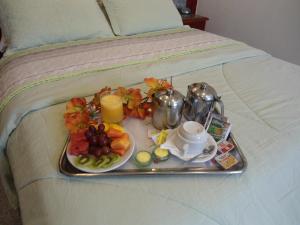 尤西德福拉Maxim Plaza Hotel的床上的早餐盘