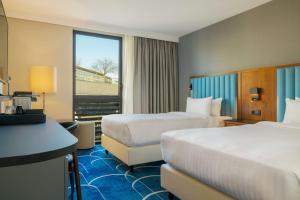 阿尔克伊万豪巴黎阿克伊度假酒店的酒店客房设有两张床和窗户。