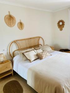 哈维亚La Gavina Loft Xàbia & ARCADE的卧室配有带枕头的大型白色床