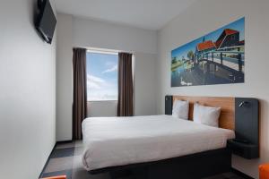 赞丹阿姆斯特丹赞丹轻松酒店的酒店客房设有床和窗户。