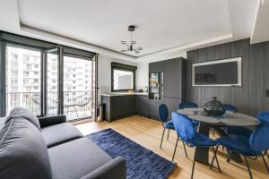 巴黎181 One Suite - Superb apartment in Paris.的客厅配有沙发和桌椅