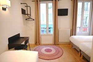 巴黎帕维侬蒙马特尔酒店的小房间,配有床和地毯