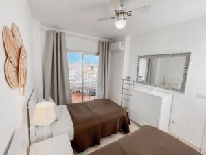 福恩吉罗拉隆达三号公寓的白色的卧室设有床和窗户