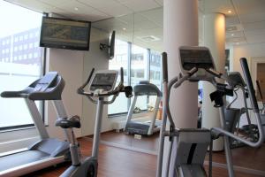 布雷达巴斯通布雷达酒店的健身房设有两台跑步机和电视