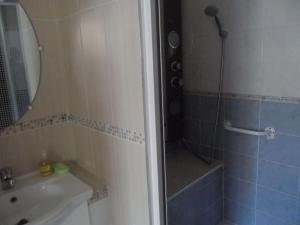 圣让德韦达T2 indépendant 40 m2.的带淋浴、盥洗盆和镜子的浴室