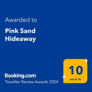 希尔顿黑德岛Pink Sand Hideaway的黄色标志,上面写着粉红色的沙路