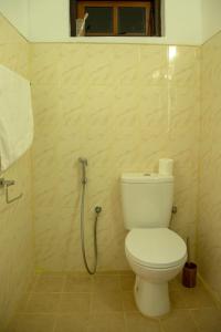 康提TIKI TAKA的浴室配有白色卫生间和淋浴。