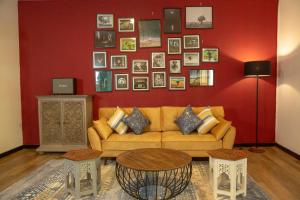 康提TIKI TAKA的带沙发和红色墙壁的客厅
