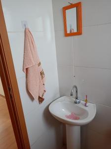 孔塔任Apartamento Super Aconchegante em Ambiente Familiar的浴室设有白色水槽和镜子