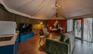 丹那拉打kMah@SomerMansion的一个带一张沙发和一张桌子的帐篷的房间