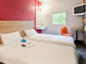 Haberhaeuser米卢斯巴勒机场F1酒店的酒店客房设有两张床和盥洗盆