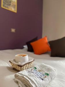 阿亚库乔Prince Hospedaje的床上一篮毛巾和一杯咖啡