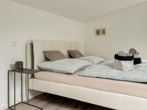 瓦尔施泰因Scandi Micro House的一间卧室配有一张大床和一张桌子