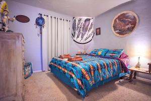 塞多纳Harmony House Homestay的一间卧室配有一张带蓝色棉被的床