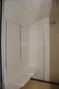亚的斯亚贝巴Melka International Hotel的一间拥有小便器和白色墙壁的浴室