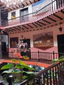 基多胡安娜阿科德旅馆的一间设有吊灯的楼梯的房间